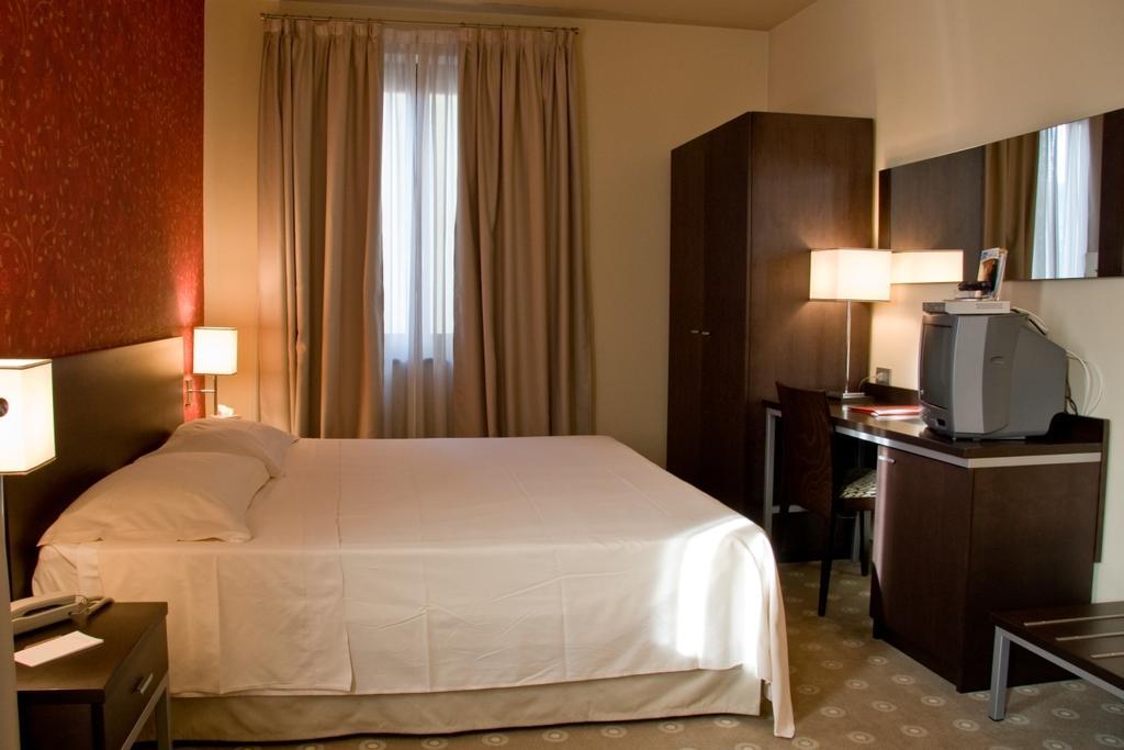 Hotel Fortyfive Chivasso Chambre photo