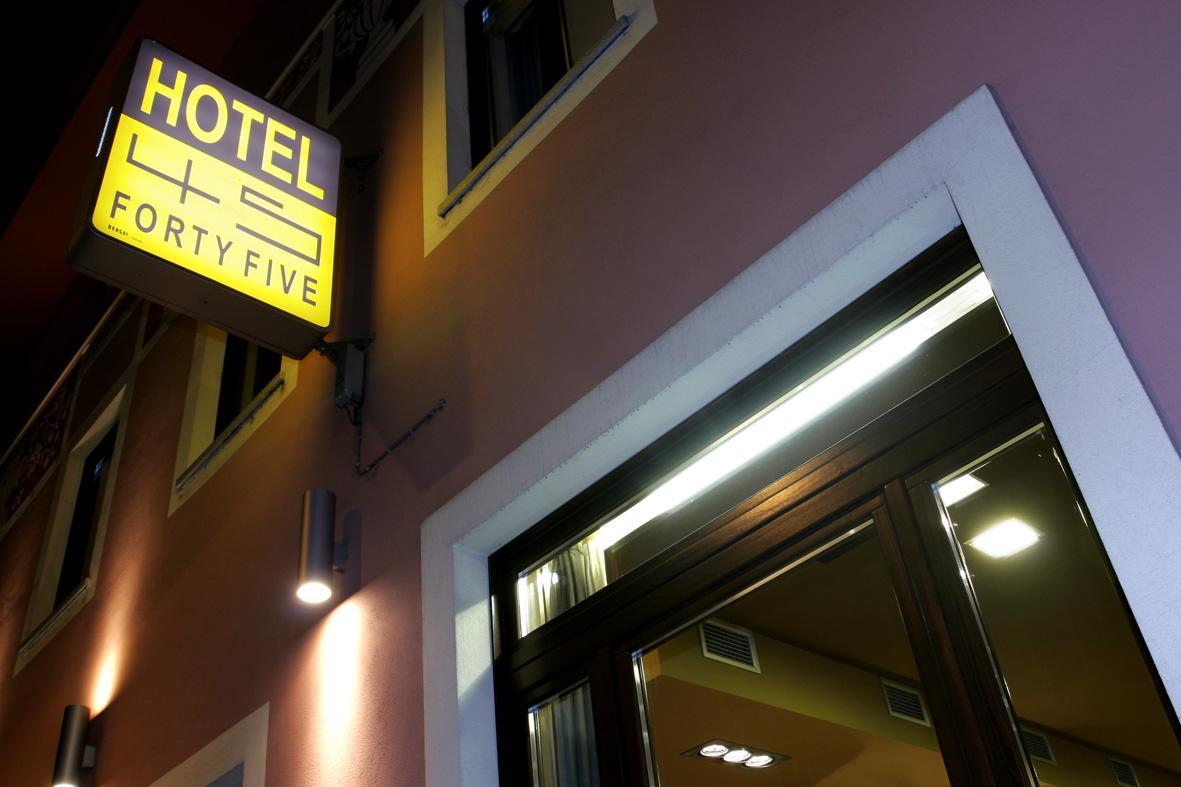 Hotel Fortyfive Chivasso Extérieur photo